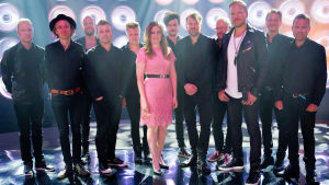 LOVEband vasemmalta oikealle: Kalle Tornianen, Joonas Kasurinen, Mikko Kosonen, Ville Nurmi, Joonas Kaikko, Johanna Iivanainen, Lasse Piirainen, Ako Kiiski, Aleksi Ahoniemi, Osmo Ikonen, Jukka Eskola ja Antti Rissanen. Lovebändi