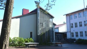 Källhagens skola har en mindre gård än Virkby skola. Fasaden till Källhagens skola och Virkby gymnasium.