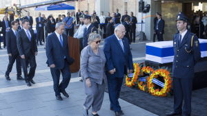 President Reuven Rivlin med hustru Nechama och premiärminister Benjamin Netanyahu vid Peres' kista President Reuven Rivlin med hustru Nechama och premiärminister Benjamin Netanyahu vid Peres' kista 29.9.2016