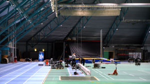 Arbetet med att bygga om Botniahallen till en konsertsal började i tisdags. På tisdagen började arbetet med att bygga om idrottshallen Botniahallen till en konsertsal. Här ska man hålla festkonserter under Skolmusik 2017.