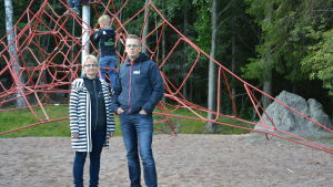 Elisabeth Henriksson och Juha Hartvik är bekymrade över utvecklingen i Sundom. Elisabeth Henriksson och Juha Hartvik vid Sundom skola i Vasa.
