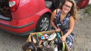 Ida hittade 72 par skor så hon började rensa ut. 17 av dem sparar hon. Ida Haapamäki med en låda skor som hon ska göra sig av med.