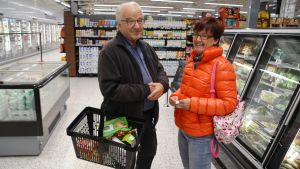 Tom Weckström och Ulla Blomqvist säger att de bor för nära för att behöva hemleverans av matvaror. Ulla Blomqvist och Tom Weckström.