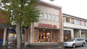 Konserten sker på Karelia i Ekenäs. Ett hus i Ekenäs som är Kulturhuset Karelia.