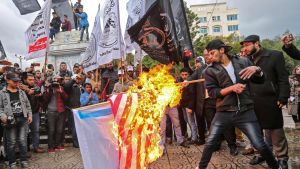 Palestinska demonstranter bränner amerikanska och israeliska flaggor i Gaza City på onsdagen den 6 december. Palestinska demonstranter bränner amerikanska och israeliska flaggor i Gaza City på onsdagen den 6 december.