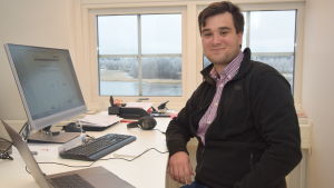 Simon Gottberg jobbar med ergonomiprodukter och it-lösningar i Fixhuset i Ekenäs. Han är nöjd med sitt kontor och berömmer städningen som sköts av Kårkulla samkommun. Simon Gottberg har sin firma Simgo i Fixhuset i Ekenäs.