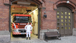 Camilo brukar arbeta i ambulansen. Men alla ambulanser på Skillnadens brandstation körde iväg på uttryckning precis när bilderna skulle tas. brandman
