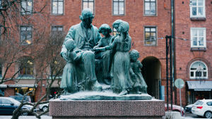 Zacharias Topelius har spelat en viktig roll i byggandet av Finlandsbilden. Här Topelius och barnen, av Ville Vallgren. Topelius ja lapset, 11.01.2018