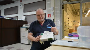 Thommy Hellberg med algtestet BlueGreenTest. Thommy Hellberg med snabbtestet för blågrönalger.