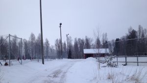Här planeras nya bostäder i Ingå kyrkby. En röd stuga som är omklädningsstuga vid isbanorna i Ingå kyrkby.
