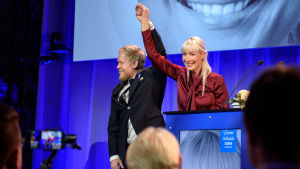 Efter valkvällen följer förhandlingar och man måste ibland kompromissa. Laura Huhtasaari som presidentkandidat på Sanninfinländarnas valvaka 2018