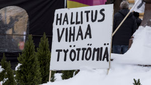 Aktiveringsmodellen har fått kritik. Aktiivimallia vastustava mielenosoitus Helsingin Senaatintorilla.