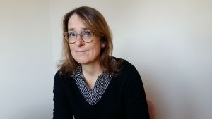 Katarina Fagerström är sakkunnig i barnskyddsfrågor och utbildar socialarbetare i krävande barnskydd. Katarina Fagerström forskar i barnskydd.