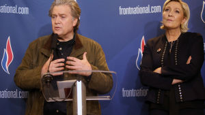 Marine Le Pens Front National är en tänkt medpart i supergruppen. Steve Bannon och Marine Le Pen i lille 10.3.2018.