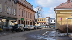 Simon Store tycker sträckan från stranden mot torget och till museet nu blir en bra helhet. En gata med hus.