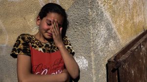 En sörjande släkting till Mahmoud Abu Taima som dödades i protesterna i Gaza på måndagen. En sörjande släkting till Mahmoud Abu Taima som dödades i protesterna i Gaza på måndagen.