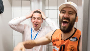 Tränaren Janne Koskimies och Bojan Sarcevic duschar. Tränaren Janne Koskimies och Bojan Sarcevic duschar.