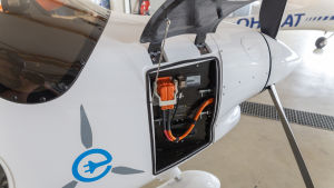 Man kan kolla laddningsgraden också på sidan av planet. Pipistrel alpha electro sähkölentokoneen akusto