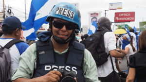 Under konflikten har en journalist dödats, många andra har skadats. En del har flytt landet. Nu bär de hjälm och skottsäker väst när de bevakar protesterna. Våldsamheterna i Nicaragua.