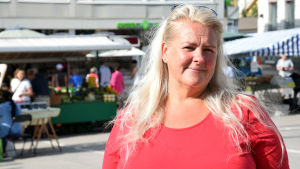 Marina Strömberg är Centrumföreningens ordförande i Ekenäs. Porträttbild av Marina Strömberg på Ekenäs torg.