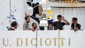 Migranter ombord på italienska kustbevakningens fartyg 23.8.2018. 