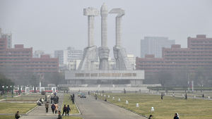 Koreanska Arbetarpartiets monument i centrum av Pyongyang. Banderoller med slagord som "Tillsammans med partiet för all evighet" har hängts upp på många håll i staden Koreanska Arbetarpartiets monument i centrum av Pyongyang. Banderoller med slagord som "Tillsammans med partiet för all evighet" har hängts upp på många håll i staden