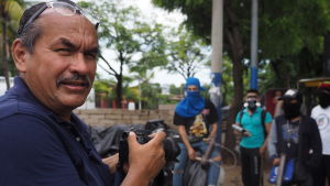 Miguel Alvarez har en lång karriär som fotograf bakom sig men aldrig tidigare har han upplevt en så hotad pressfrihet. Miguel Alvarez har en lång karriär som fotograf bakom sig men aldrig tidigare har han upplevt en så hotad pressfrihet.