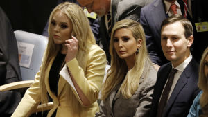 Donald Trumps döttrar Tiffany och Ivanka Trump och svärsonen Jared Kushner lyssnade på talet i FN. Donald Trumps barn Tiffany och Ivanka Trump samt svärson Jared Kushner lyssnade på presidentens tal i FN:s generalförsamling 25.9.2018