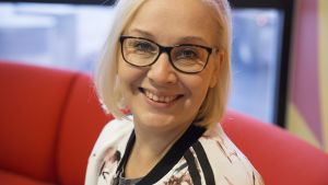 Anette Palssa on lyhytterapeutti ja ravitsemusterapeutti. Lisäksi hän opiskelee parhaillaan vijnana-joogaopettajaksi. Ravitsemusterapeutti Anette Palssa hymyilee ja katsoo kameraan.