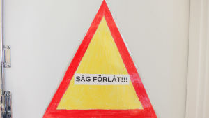 Regler finns till för att följas – många skolor har regler för hur man ska bete sig mot andra. Ritat trafikmärke av elev där det står "Säg förlåt"