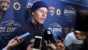 Laine har fått stå i händelsernas centrum under de senaste dygnen. Patrik Laine intervjuas i Helsingfors.