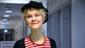 Riikka Aarnos säger att det är lite tufft att studera på svenska men att det inte är för svårt. Porträtt av Riikka Aarnos.