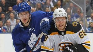 Zach Hyman och David Pastrnak i en duell. Zach Hyman och David Pastrnak i en duell.