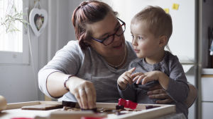 Johanna Türkmen och sonen Rasmus fick ett gåvokort till jul Johanna Türkmen och sonen Rasmus bakar pepparkakor