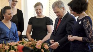 Förbundet för blomsterhandlare överräckte julblomma åt presidentparet.