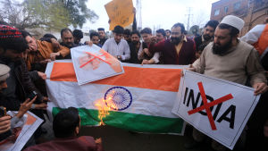 Pakistanska demonstranter arga över en indisk flygräd i Pakistan bränner en indisk flagga. Pakistanska demonstranter arga över en indisk flygräd i Pakistan bränner en indisk flagga.