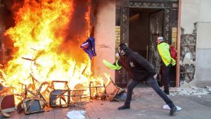 Upplopp på Champs-Elysée i paris.