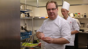 Riktigt bra mat för Anders Fagerlund är gjord på närproducerade råvaror, med hög kvalitet på färsk fisk, inte något processerat. Råvarorna ska vara sådan att vi själva kan arbeta med den. Köksmästare Anders Fagerlund med en elev i köket