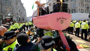 Skådespelaren Emma Thompson stöder klimataktivisternas protester i London Skådespelerskan Emma Thompson stöder klimataktivisternas protester i London