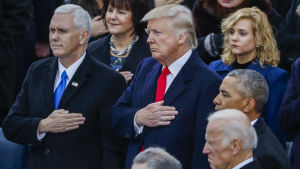 En svår stund för Obama&Biden. Trump svär presidenteden. Trump&Pence svär tjänsteeden, Obama&Biden följer sammanbitna