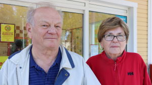 Jorma och Helvi Kenttälä välkomnar en folkomröstning. En man och en kvinna står utanför en matbutik.
