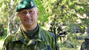 Överste Patrik Gardesten leder Amfibieregementet. man i militär klädsel i grönska