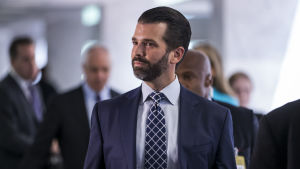 Presidentsonen Donald Trump Jr på väg till förhör i kongressen. Donald Trump jr i kostym, med skägg, på väg in på slutet kongressförhör.