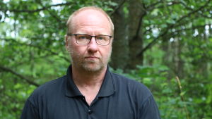Petri Puttonen tror inte att bassängen utgör någon risk för naturen. Petri Puttonen med skog i bakgrunden.