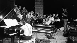 Uuden Musiikin Orkesteri kapellimestarinaan Markku Johansson