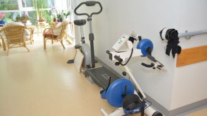 Det finns gott om hjälpmedel på bäddavdelningen för att få patienterna på benen. Hjälpmedel vid fysioterapi på en bäddavdelning.