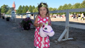 Treåriga Molly tog med sig sin egen käpphäst. Ung besökare på Hangö SeaHorse Week.