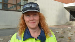 Till en början känns det som långa dagar, men man vänjer sig, säger Johanna Järviaho. Johanna Järviaho, skiftesmästare på BillerudKorsnäs pappersfabrik i Jakobstad. Iklädd skyddskläder.