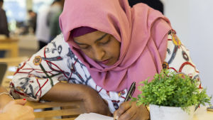 Sadio Abdirahmaan lär sig hela tiden nytt och blir säkrare på det finska språket. Sadio Abdiramaan studerar till skolgångsbiträde på yrkesinstitutet Careeria.
