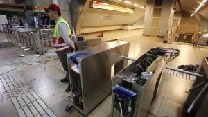 Enligt nyhetsbyrån Reuters utsattes nästan alla 164 metrostationer i Santiago för vandalisering. Också spärrarna på stationen La Cisterna förstördes helt. 